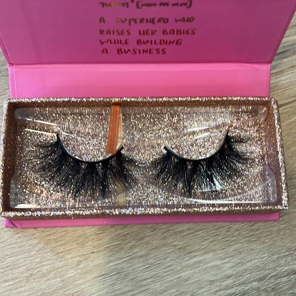 Lash Set - Picture 2 of 4